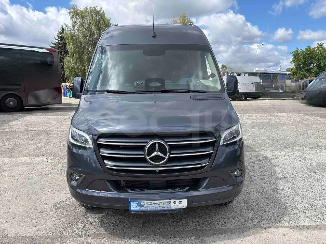 Mercedes-Benz Sprinter - Front