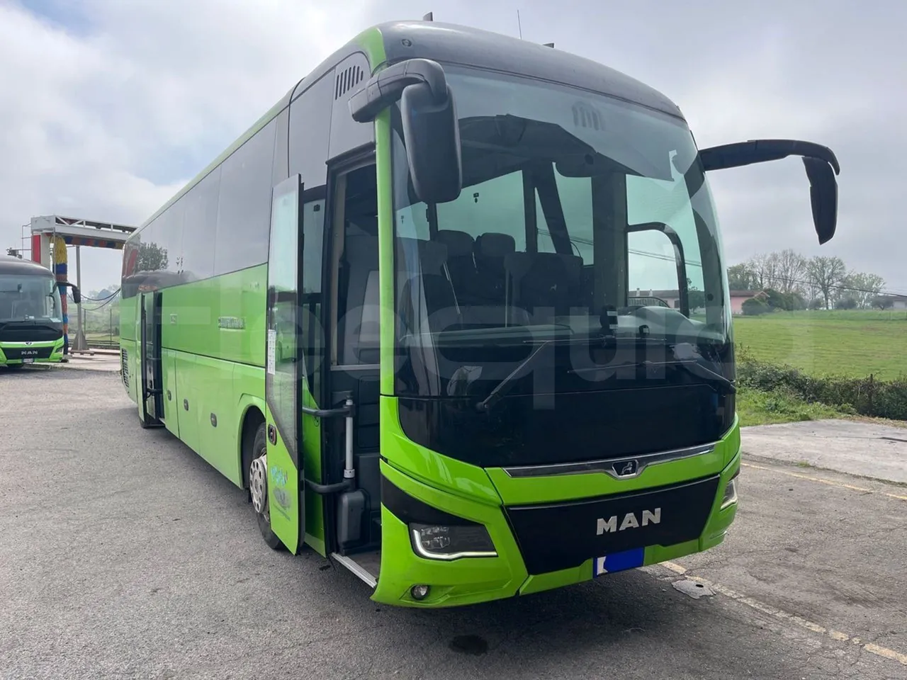 Man Lion's Coach C Joacb - Euro6 - 338kW - 13.100mt - 3/4 right front doors open