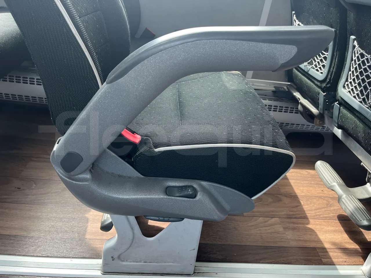 Man Lion's Coach C Joacb - Euro6 - 338kW - 13.100mt - armrest detail photo