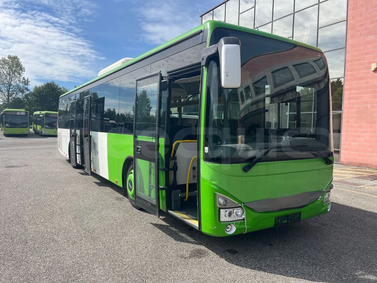 Iveco Crossway CBLE4/00 - EUR6 - 265kW - 12.150m - 3/4 right front doors open