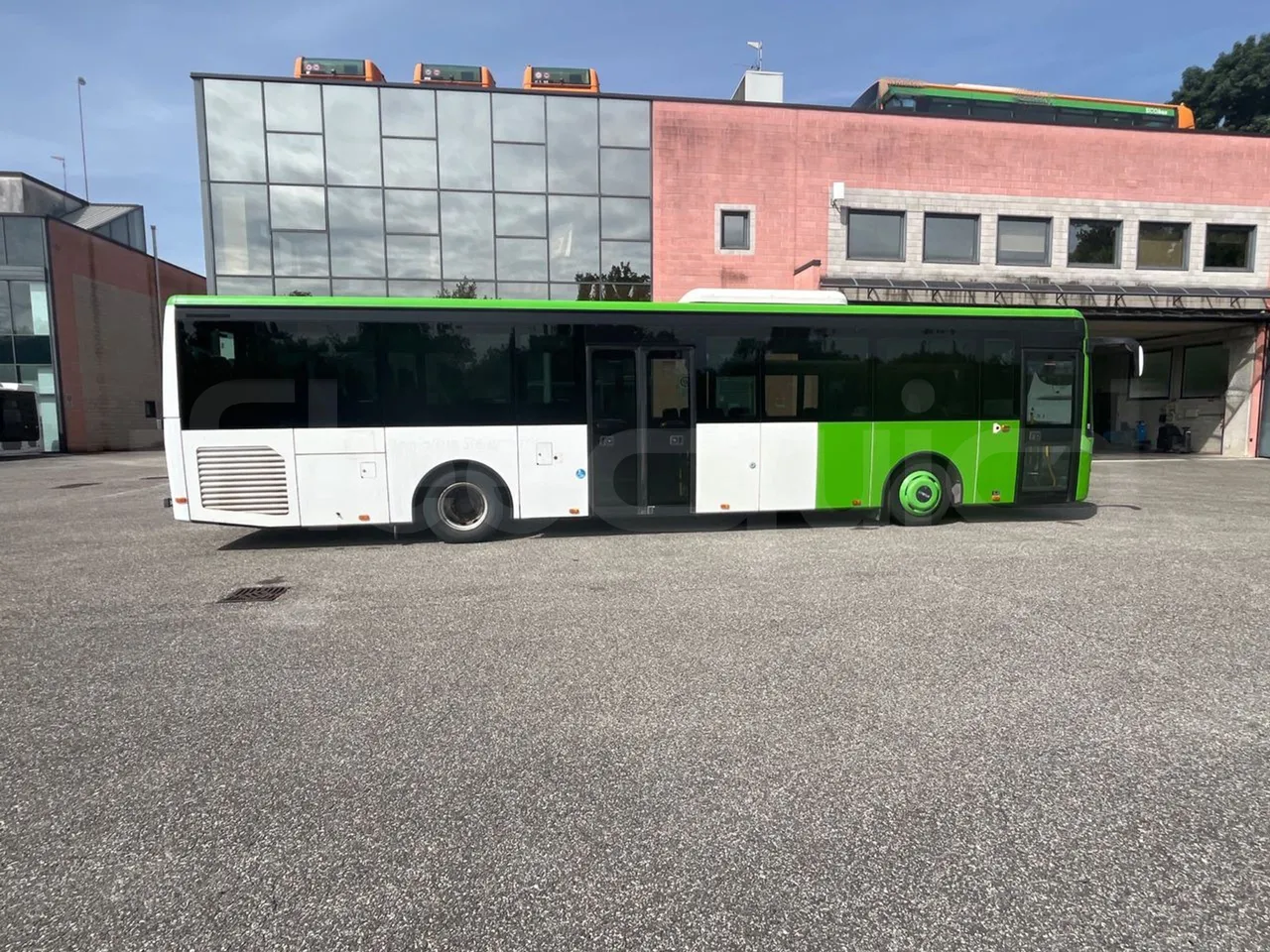 Iveco Crossway CBLE4/00 - EUR6 - 265kW - 12.150m - right side doors closed