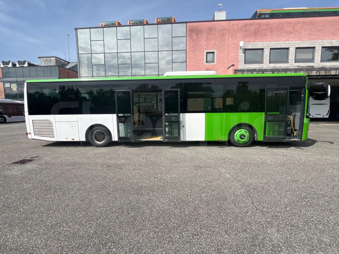 Iveco Crossway CBLE4/00 - EUR6 - 265kW - 12.150m - right side doors open