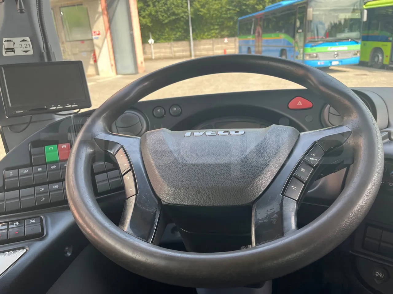 Iveco Crossway CBLE4/00 - EUR6 - 265kW - 12.150m - steering wheel photo
