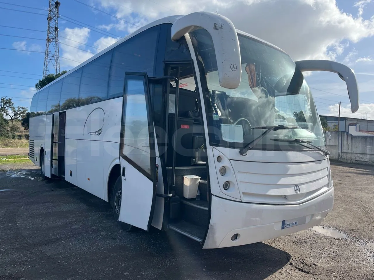 Mercedes-Benz OC 500 RF 1842 - Euro4 - 315kW - 13.500mt - 3/4 right front doors open