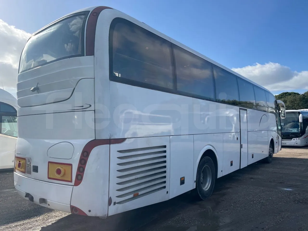 Mercedes-Benz OC 500 RF 1842 - Euro4 - 315kW - 13.500mt - 3/4 right rear doors closed