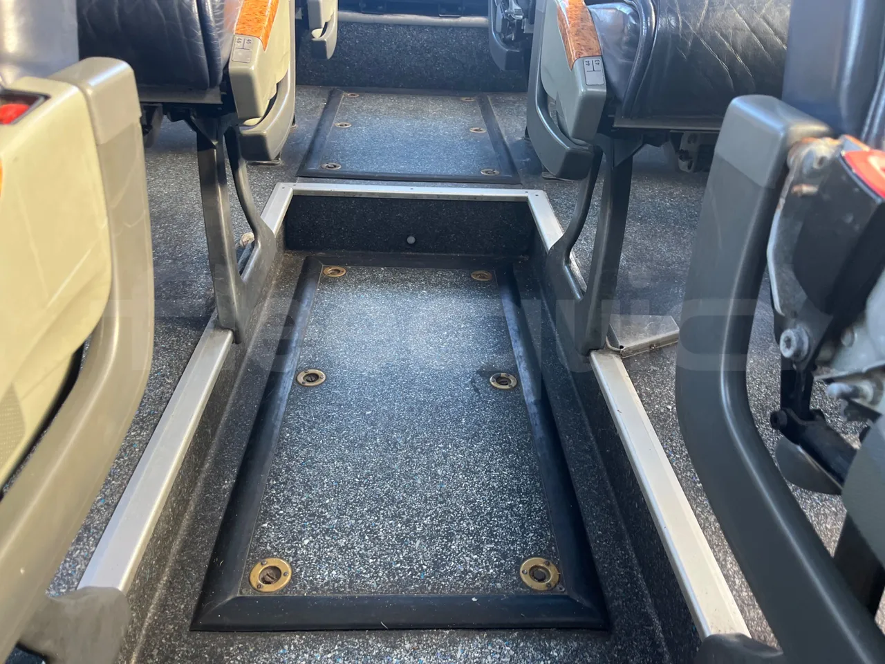 Mercedes-Benz OC 500 RF 1842 - Euro4 - 315kW - 13.500mt - floor hatches photo