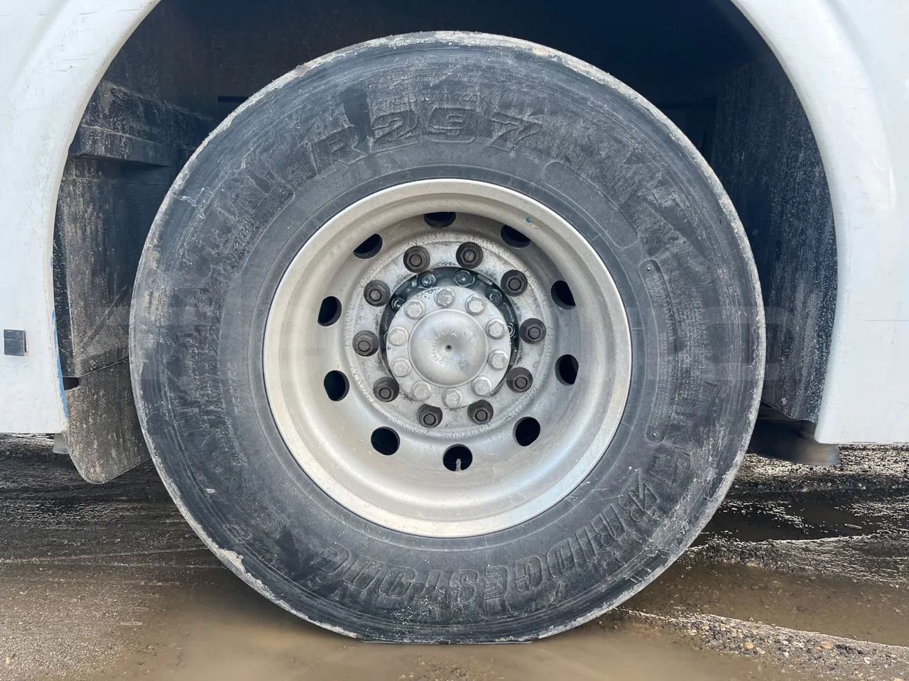 Mercedes-Benz OC 500 RF 1842 - Euro4 - 315kW - 13.500mt - tread condition front tires left