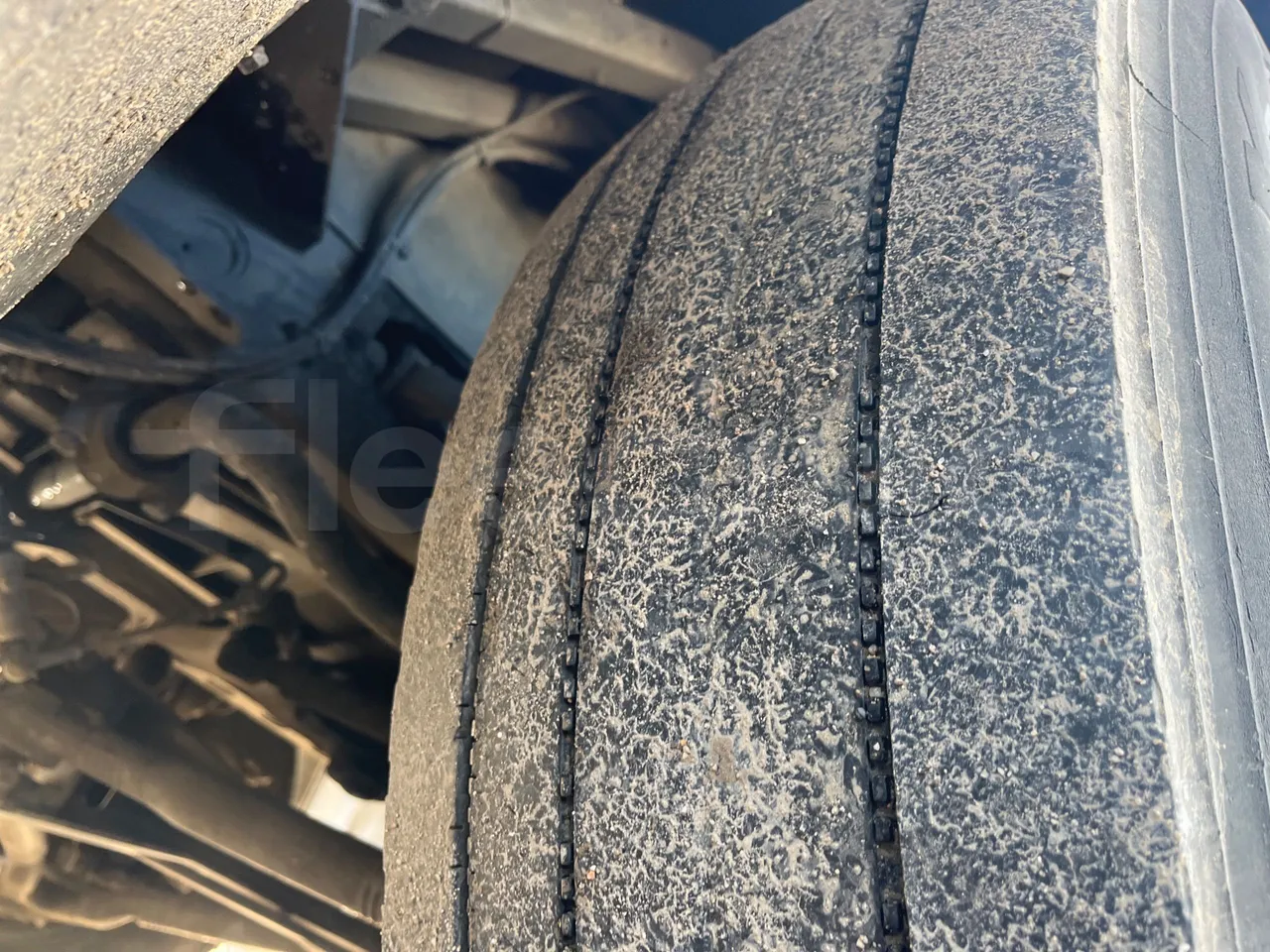 Mercedes-Benz OC 500 RF 1842 - Euro4 - 315kW - 13.500mt - tread condition front tires right