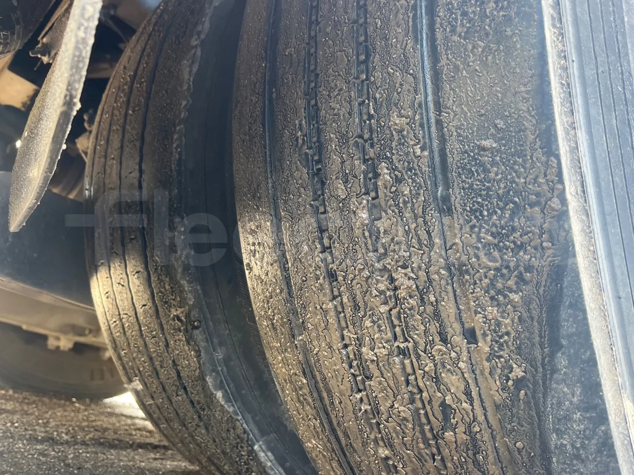 Mercedes-Benz OC 500 RF 1842 - Euro4 - 315kW - 13.500mt - tread condition second axle tires left