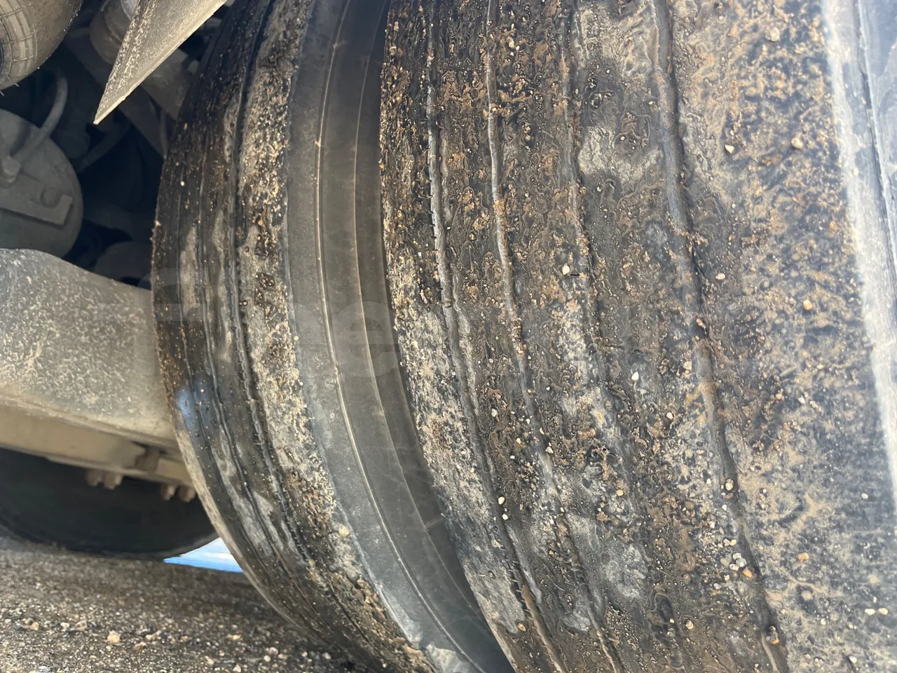 Mercedes-Benz OC 500 RF 1842 - Euro4 - 315kW - 13.500mt - tread condition second axle tires right