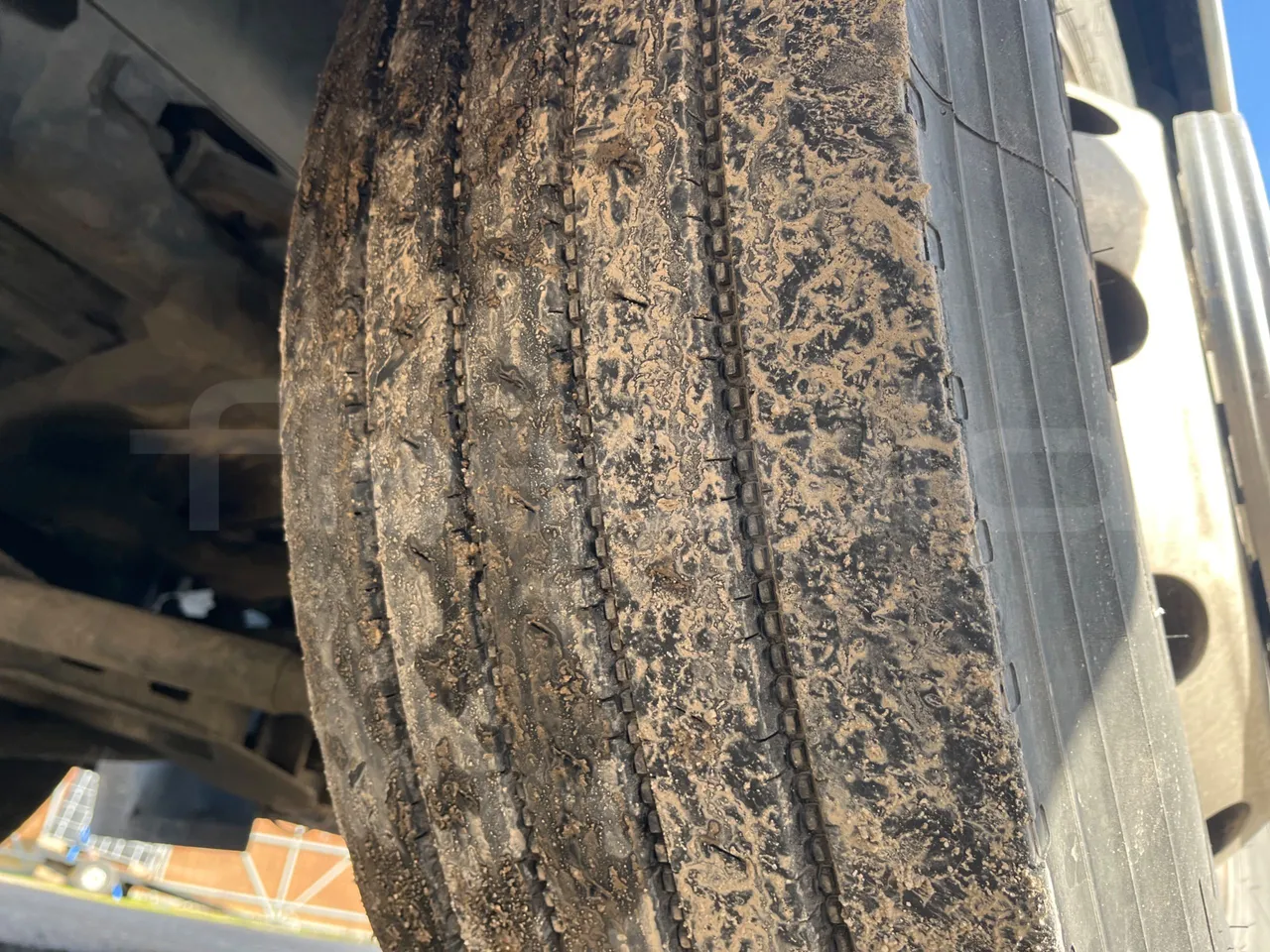 Mercedes-Benz OC 500 RF 1842 - Euro4 - 315kW - 13.500mt - tread condition third axle tires left