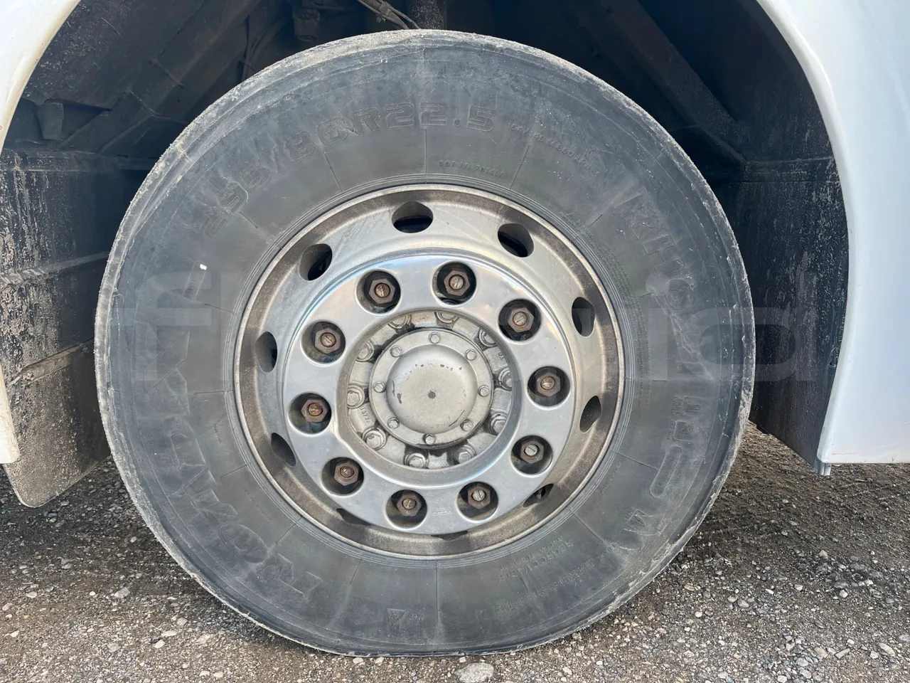 Mercedes-Benz OC 500 RF 1842 - Euro4 - 315kW - 13.500mt - front left tire measurements