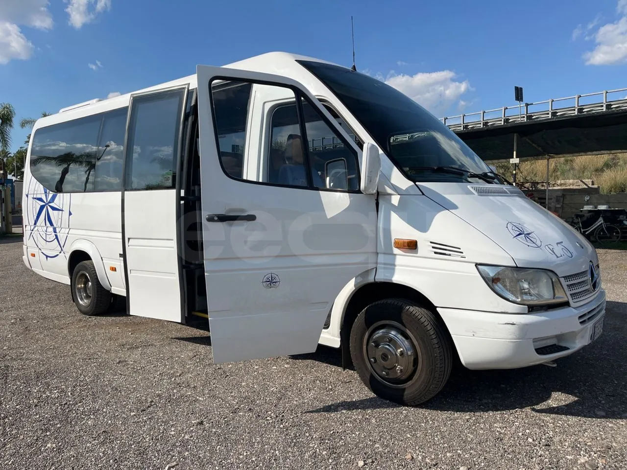 Mercedes-Benz Sprinter 416CD - EUR3 - 115kW - 6.995 - 3/4 right front doors open