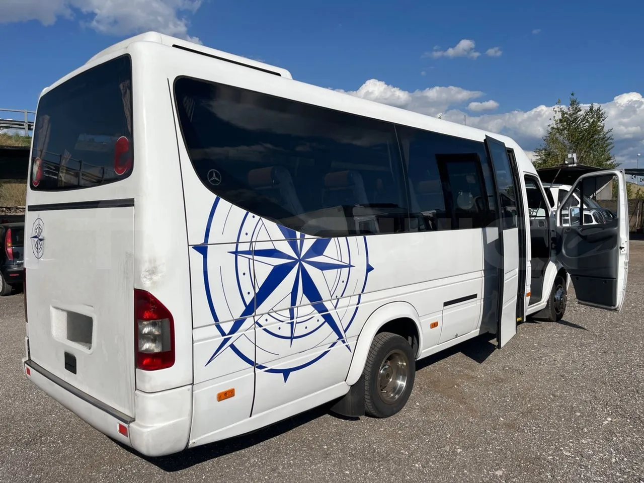 Mercedes-Benz Sprinter 416CD - EUR3 - 115kW - 6.995 - 3/4 right rear doors open
