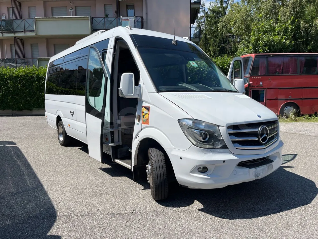 Mercedes-Benz Sprinter 906BB50-EUR6-120Kw-7,361m - 3/4 right front doors open