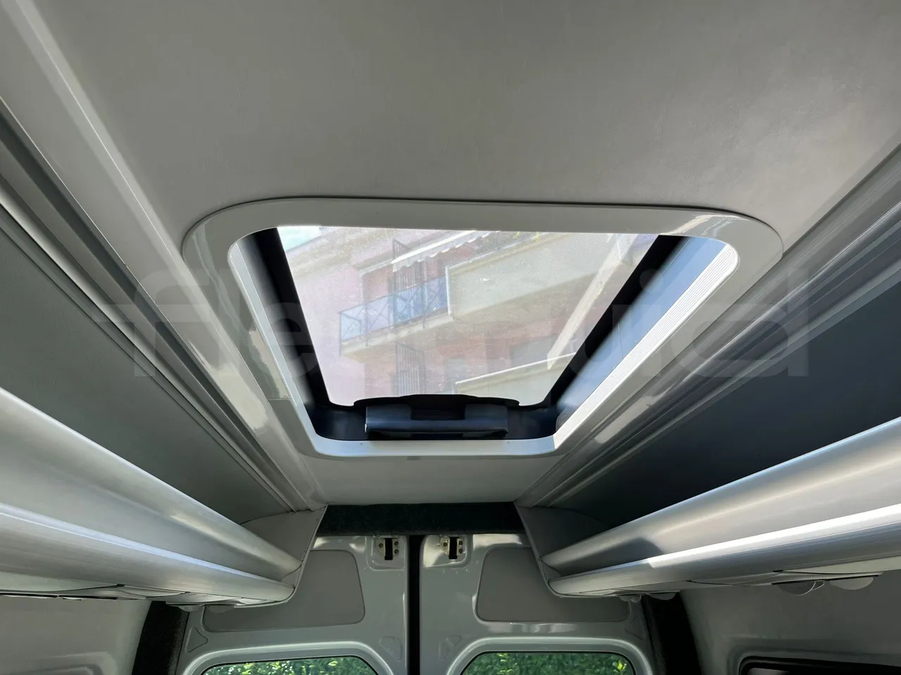 Mercedes-Benz Sprinter 906BB50-EUR6-120Kw-7,361m - roof hatch 1
