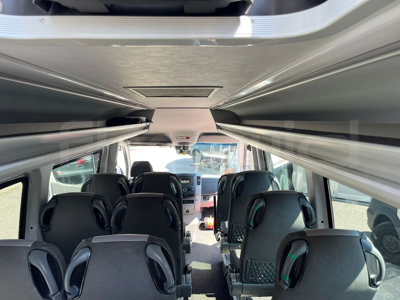 Mercedes-Benz Sprinter 906BB50-EUR6-120Kw-7,361m - forward view middle aisle