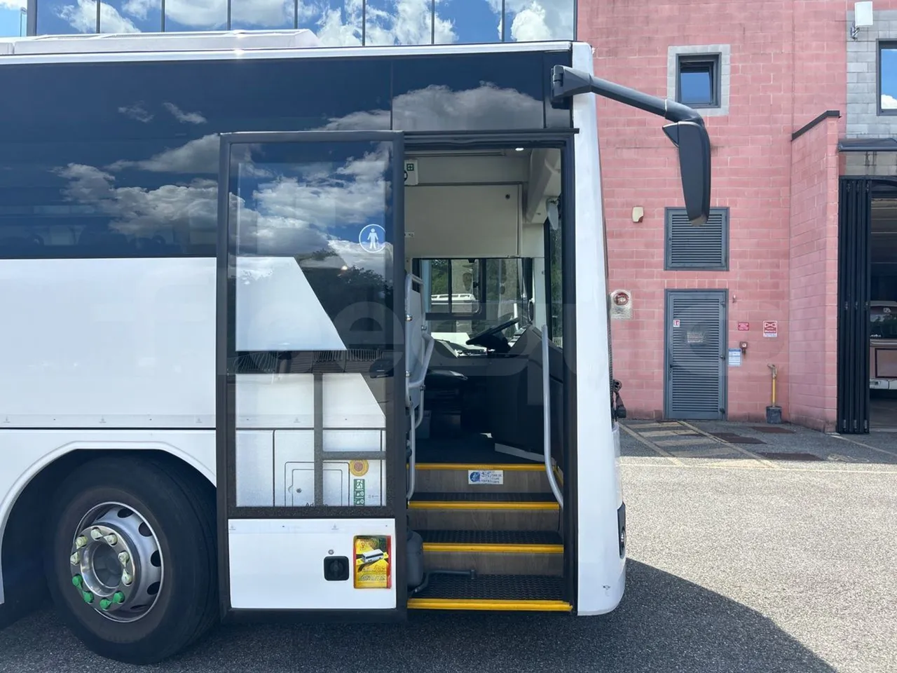 Volvo B8R R1E16F32D81011 -EUR6 -240Kw -10,800m - front door 1 open