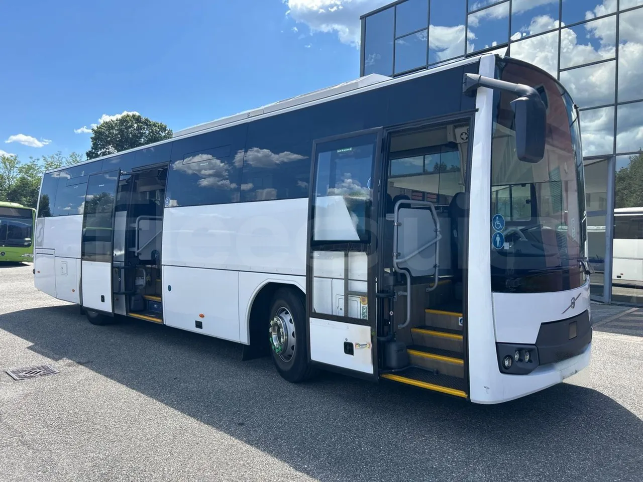 Volvo B8R R1E16F32D81011 -EUR6 -240Kw -10,800m - 3/4 right front doors open