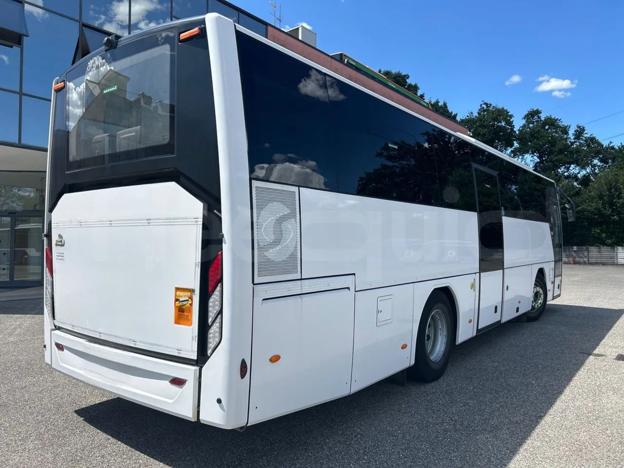 Volvo B8R R1E16F32D81011 -EUR6 -240Kw -10,800m - 3/4 right rear doors closed