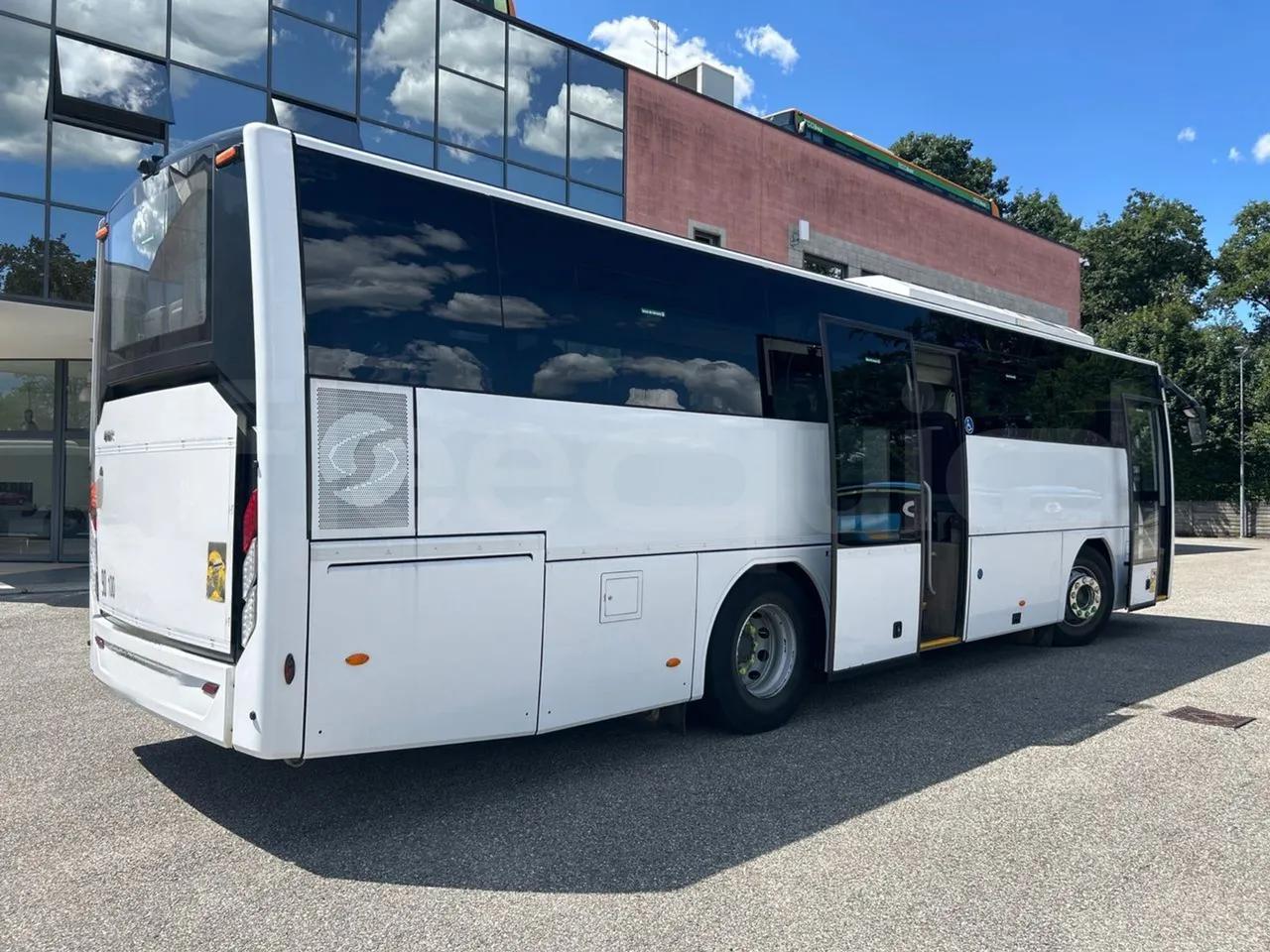 Volvo B8R R1E16F32D81011 -EUR6 -240Kw -10,800m - 3/4 right rear doors open