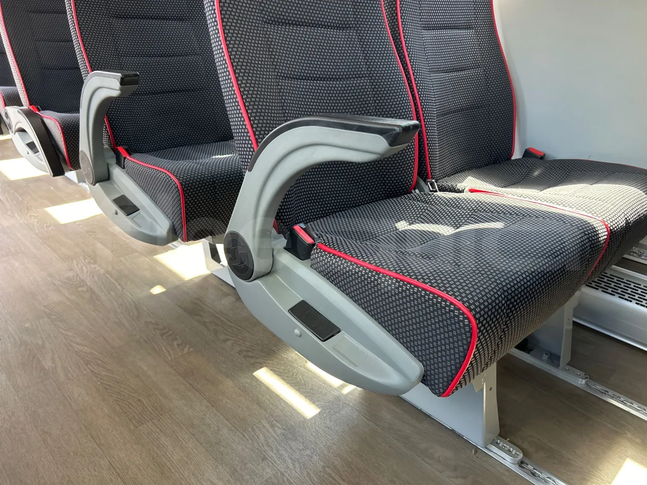 Volvo B8R R1E16F32D81011 -EUR6 -240Kw -10,800m - armrest detail photo