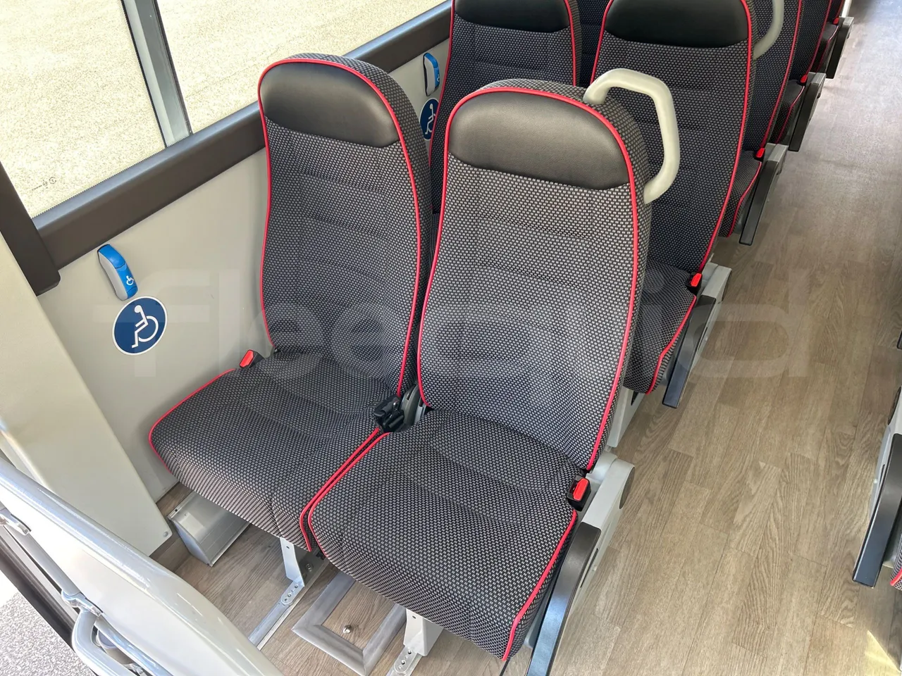 Volvo B8R R1E16F32D81011 -EUR6 -240Kw -10,800m - single seat detail