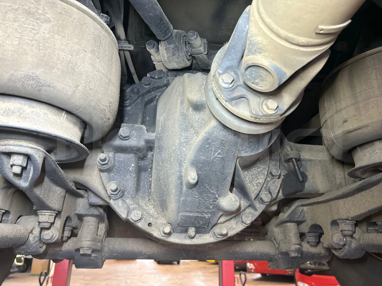Volvo B8R R1E16F32D81011 -EUR6 -240Kw -10,800m - differential photo