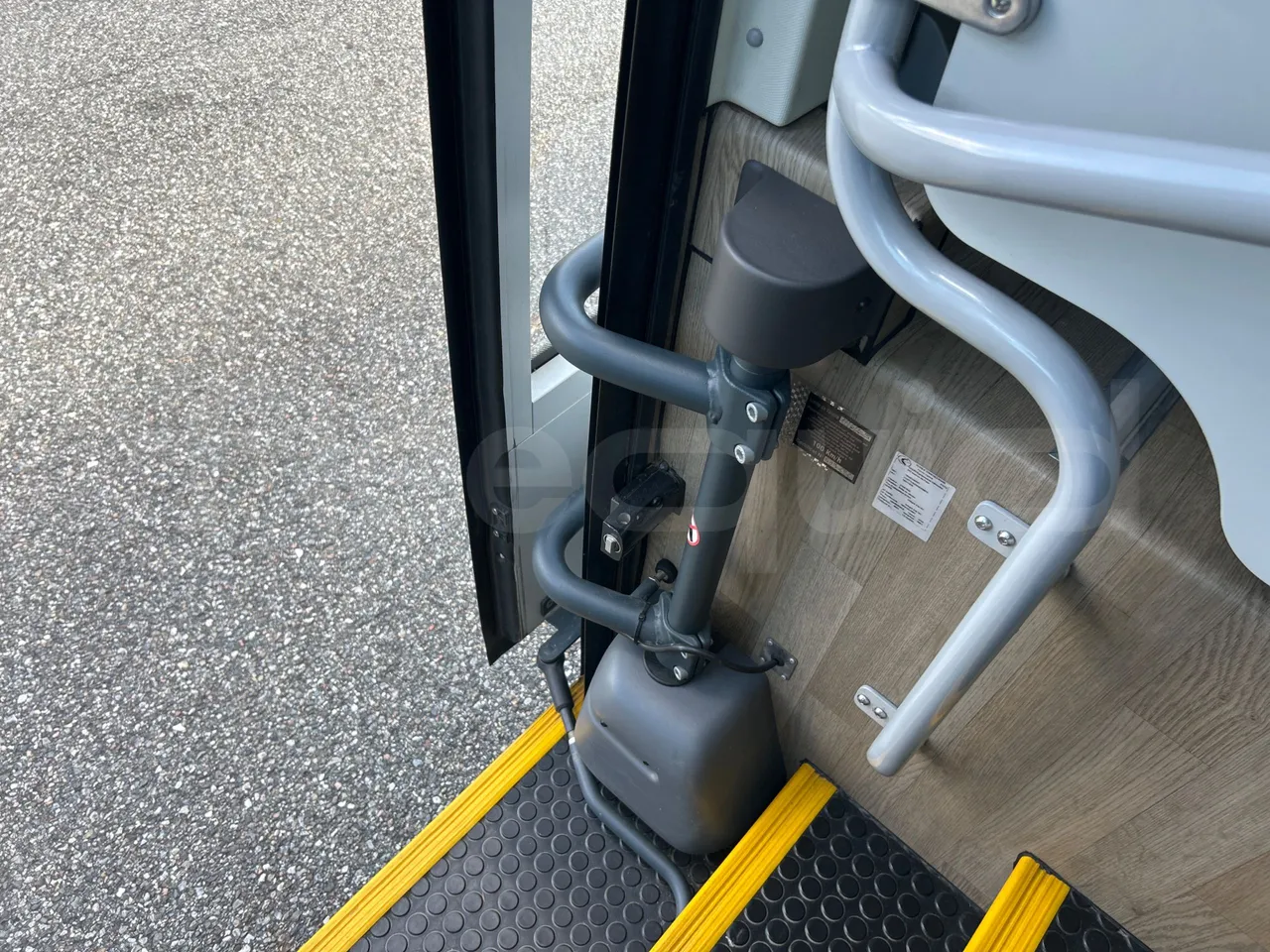 Volvo B8R R1E16F32D81011 -EUR6 -240Kw -10,800m - door mechanism photo