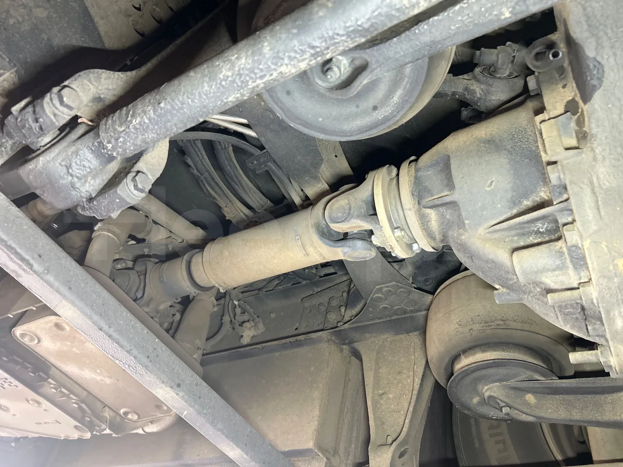 Volvo B8R R1E16F32D81011 -EUR6 -240Kw -10,800m - driveshaft photo