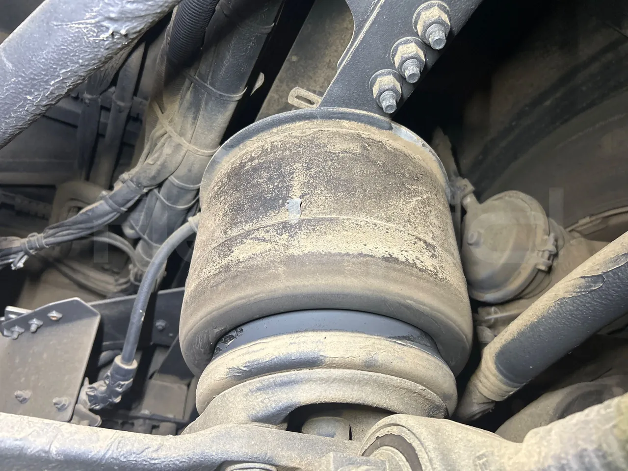 Volvo B8R R1E16F32D81011 -EUR6 -240Kw -10,800m - front air springs left