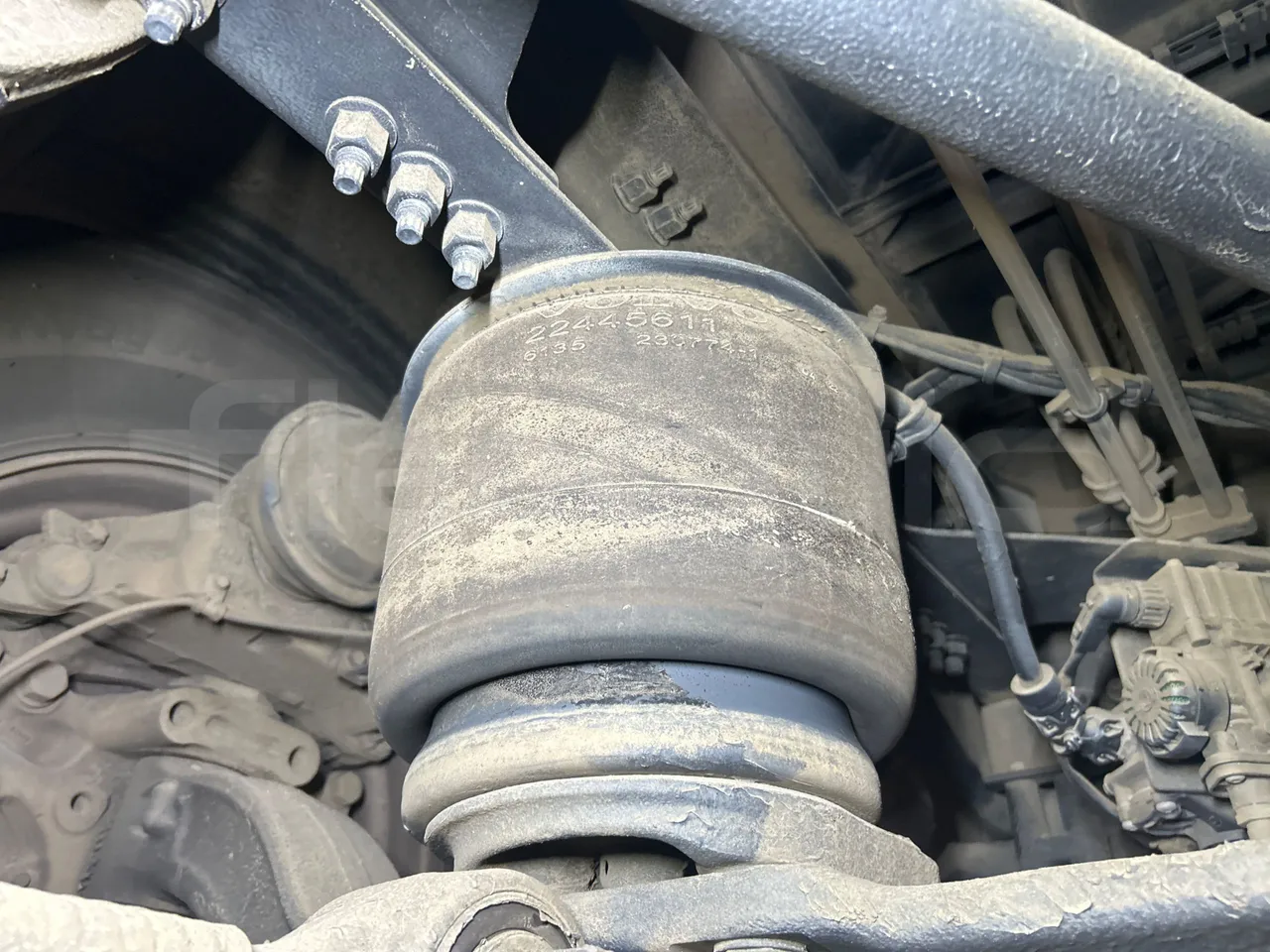 Volvo B8R R1E16F32D81011 -EUR6 -240Kw -10,800m - front air springs right