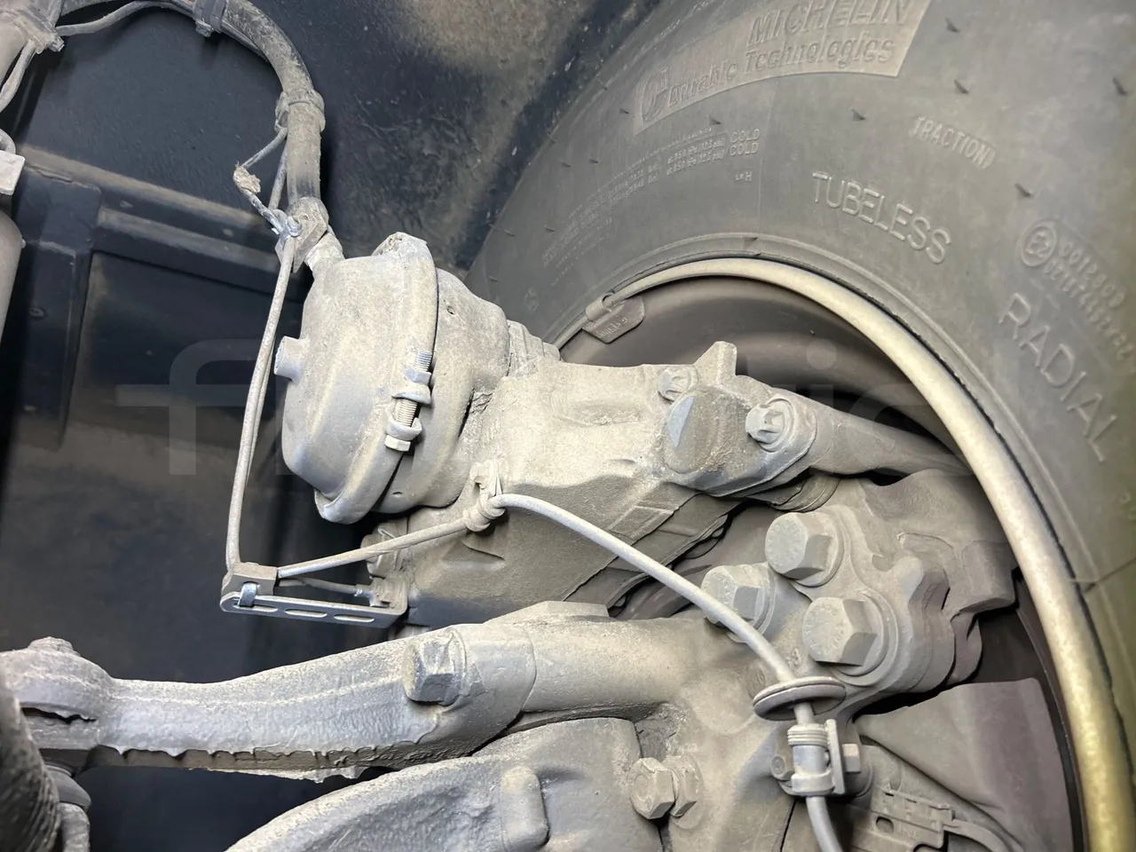 Volvo B8R R1E16F32D81011 -EUR6 -240Kw -10,800m - front brake calipers left