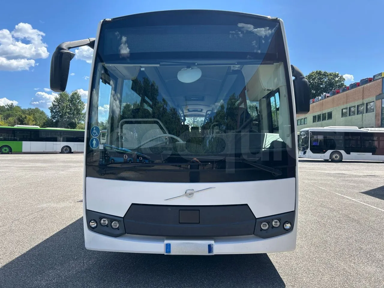 Volvo B8R R1E16F32D81011 -EUR6 -240Kw -10,800m - front photo