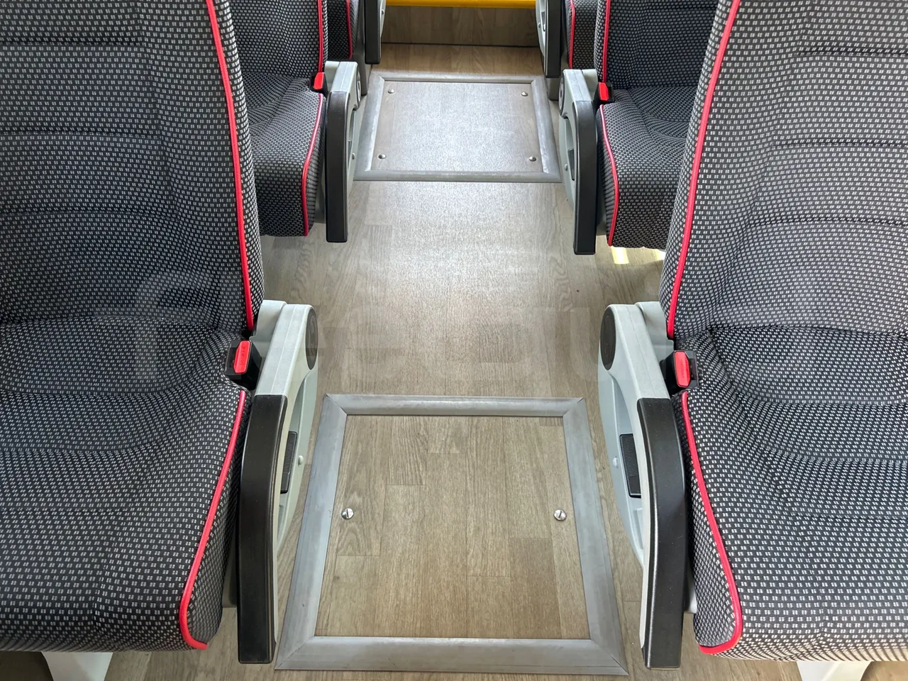 Volvo B8R R1E16F32D81011 -EUR6 -240Kw -10,800m - floor hatches photo