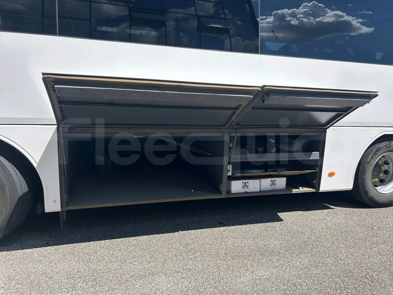 Volvo B8R R1E16F32D81011 -EUR6 -240Kw -10,800m - luggage rack photo