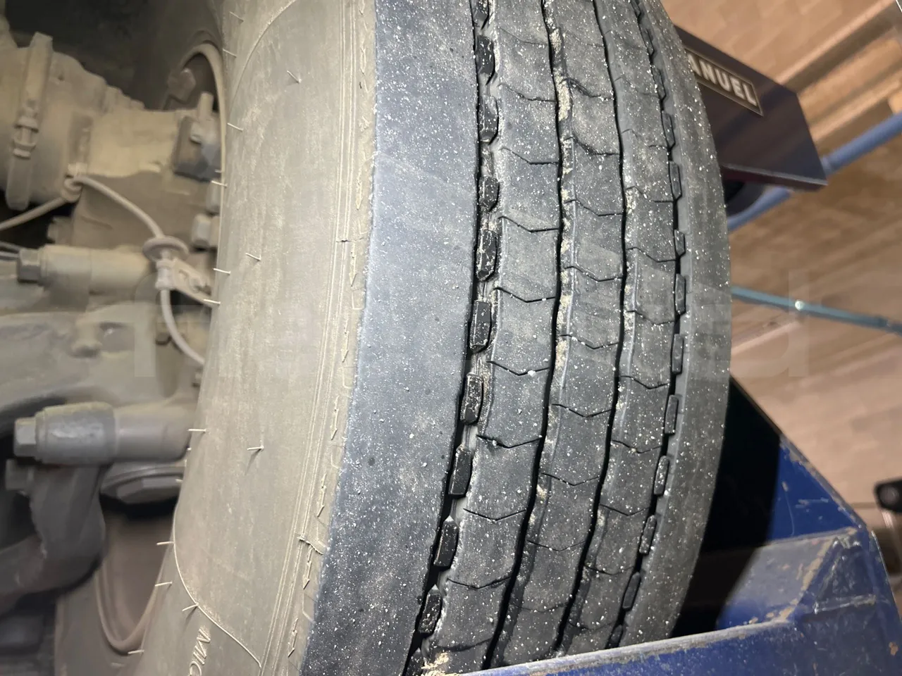 Volvo B8R R1E16F32D81011 -EUR6 -240Kw -10,800m - tread condition front tires left
