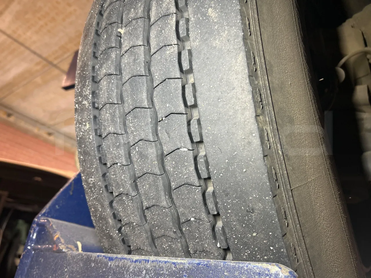 Volvo B8R R1E16F32D81011 -EUR6 -240Kw -10,800m - tread condition front tires right