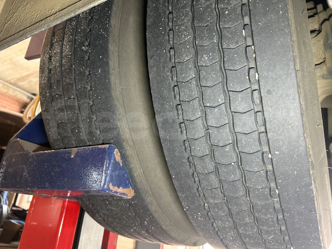 Volvo B8R R1E16F32D81011 -EUR6 -240Kw -10,800m - tread condition second axle tires left