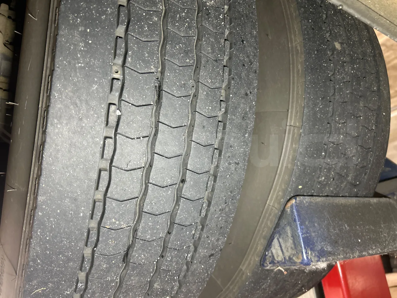 Volvo B8R R1E16F32D81011 -EUR6 -240Kw -10,800m - tread condition second axle tires right