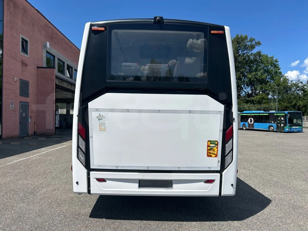 Volvo B8R R1E16F32D81011 -EUR6 -240Kw -10,800m - rear hatch closed
