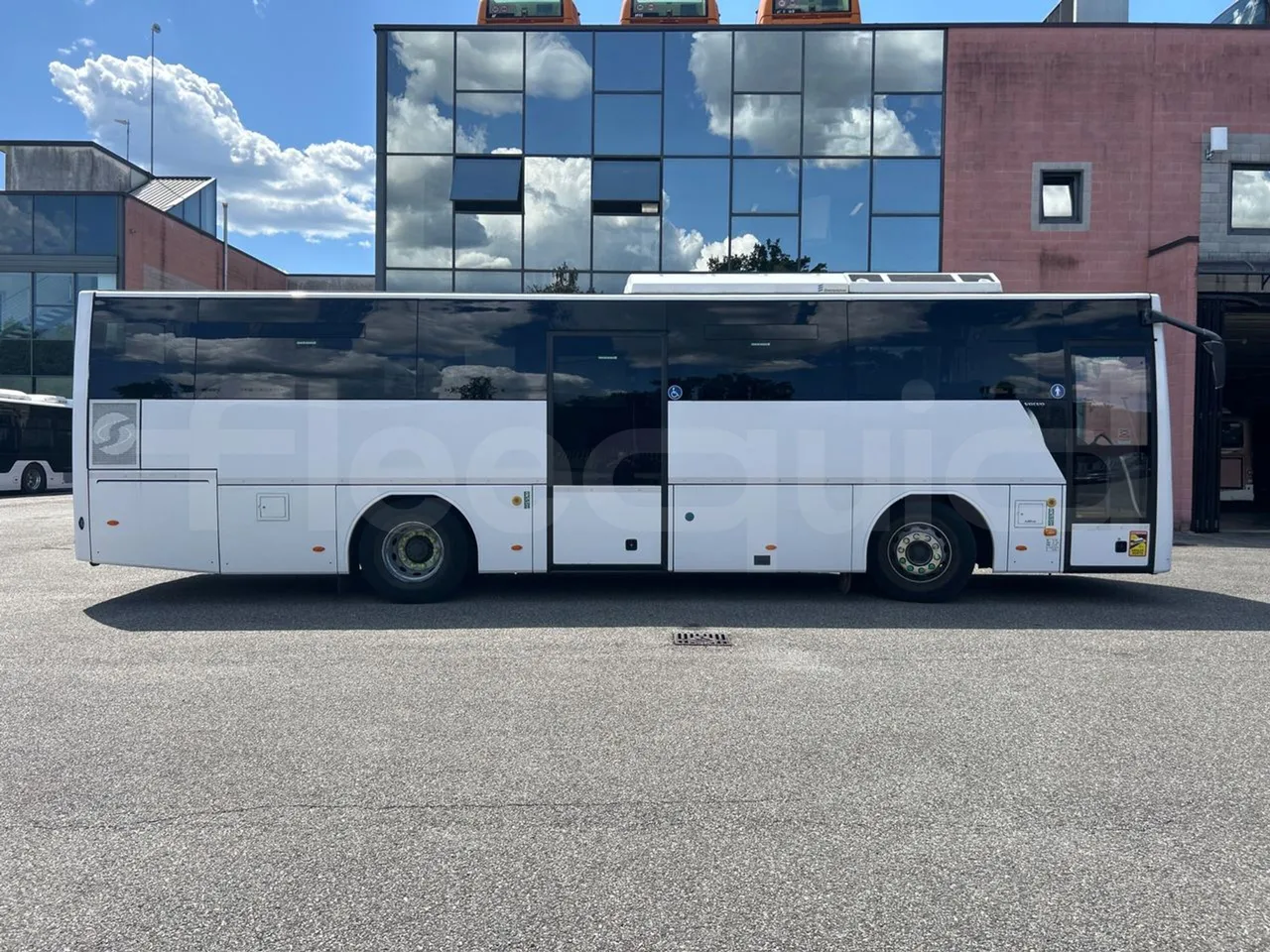 Volvo B8R R1E16F32D81011 -EUR6 -240Kw -10,800m - right side doors closed