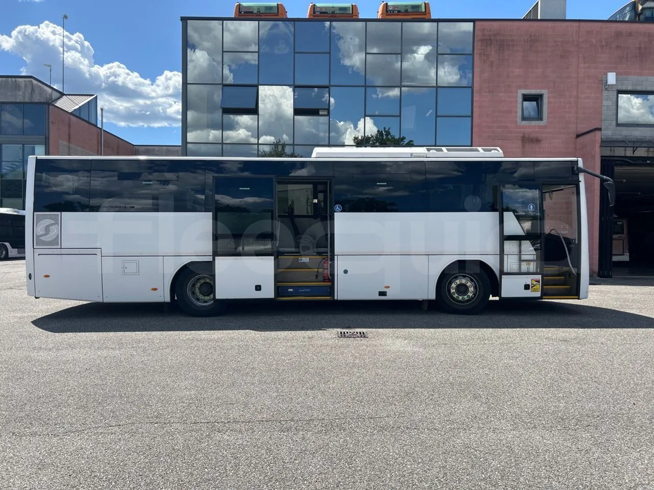 Volvo B8R R1E16F32D81011 -EUR6 -240Kw -10,800m - right side doors open