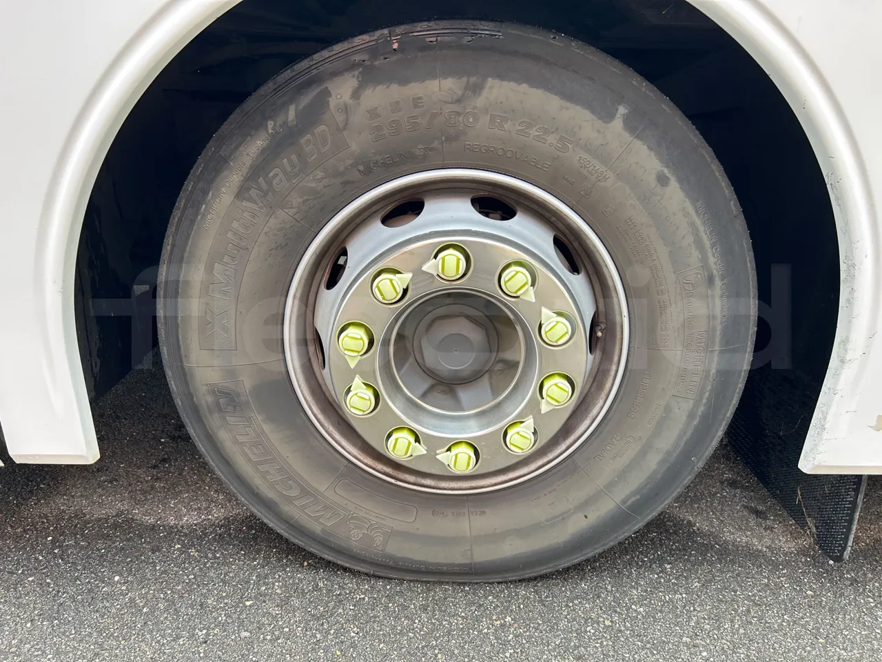 Volvo B8R R1E16F32D81011 -EUR6 -240Kw -10,800m - front left tire measurements