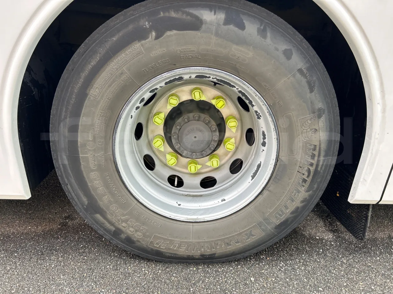 Volvo B8R R1E16F32D81011 -EUR6 -240Kw -10,800m - rear left tire photo