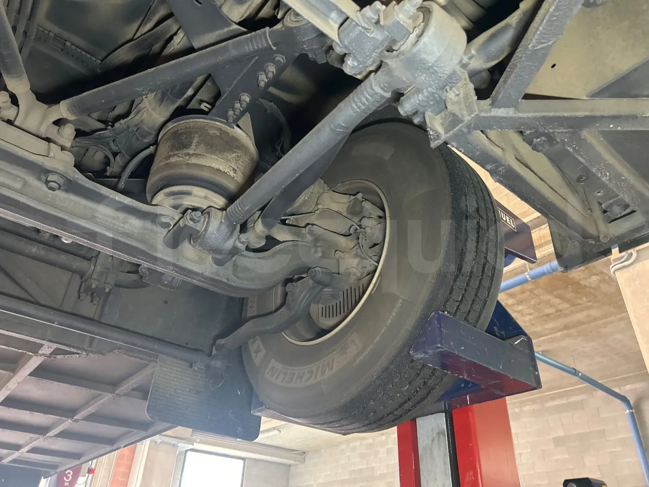 Volvo B8R R1E16F32D81011 -EUR6 -240Kw -10,800m - front axle left side