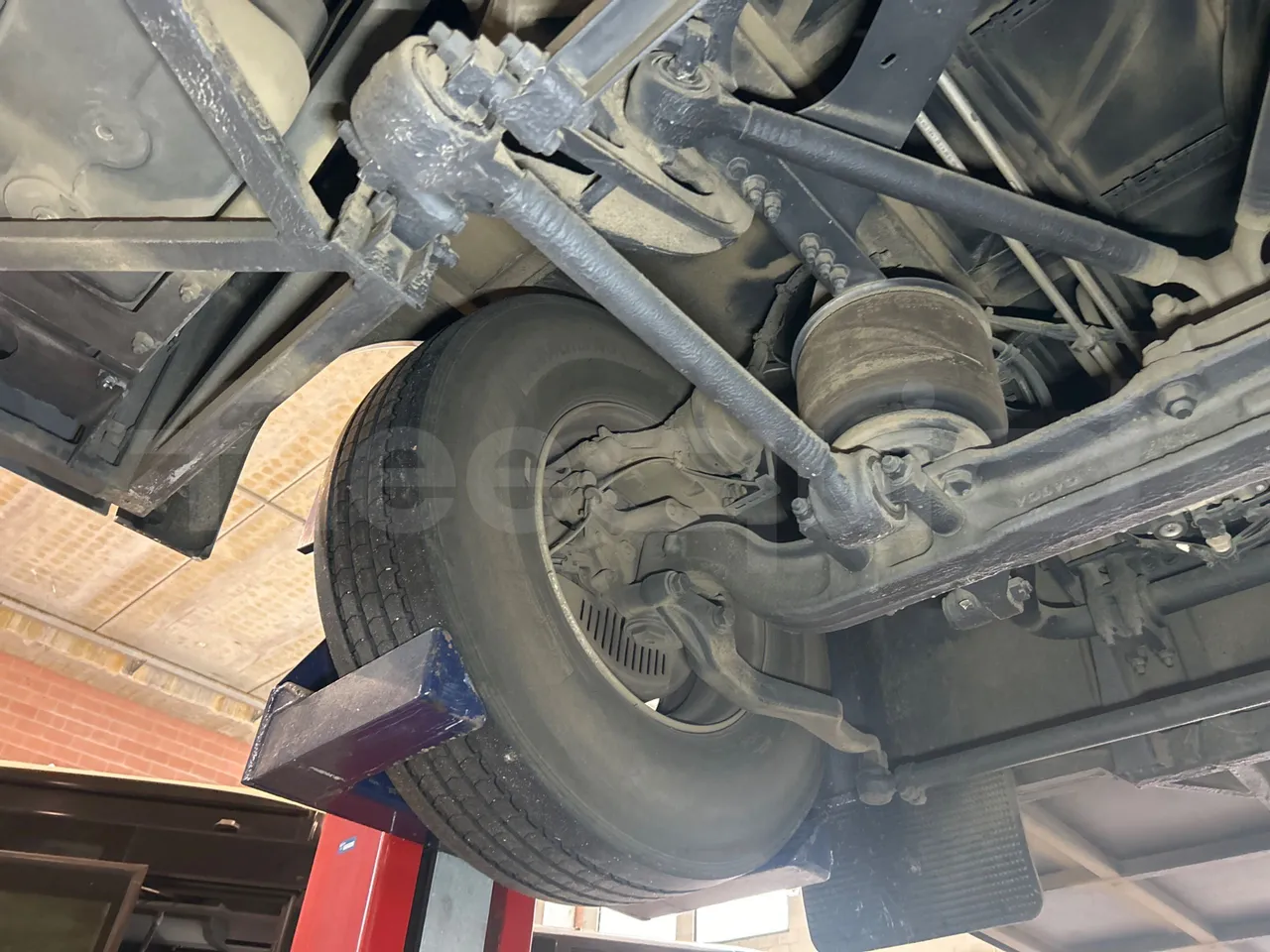Volvo B8R R1E16F32D81011 -EUR6 -240Kw -10,800m - front axle right side
