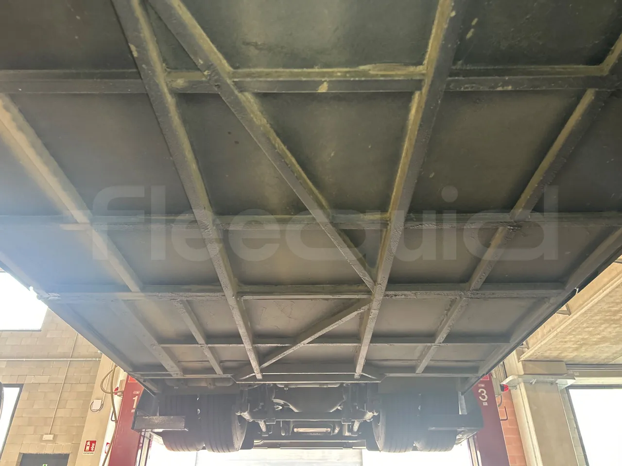 Volvo B8R R1E16F32D81011 -EUR6 -240Kw -10,800m - central undercarriage photo