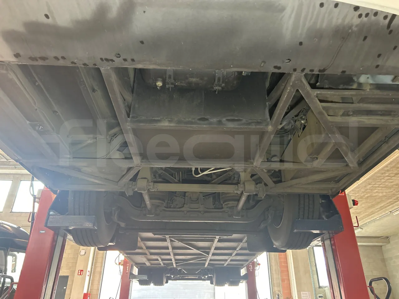 Volvo B8R R1E16F32D81011 -EUR6 -240Kw -10,800m - front undercarriage from front