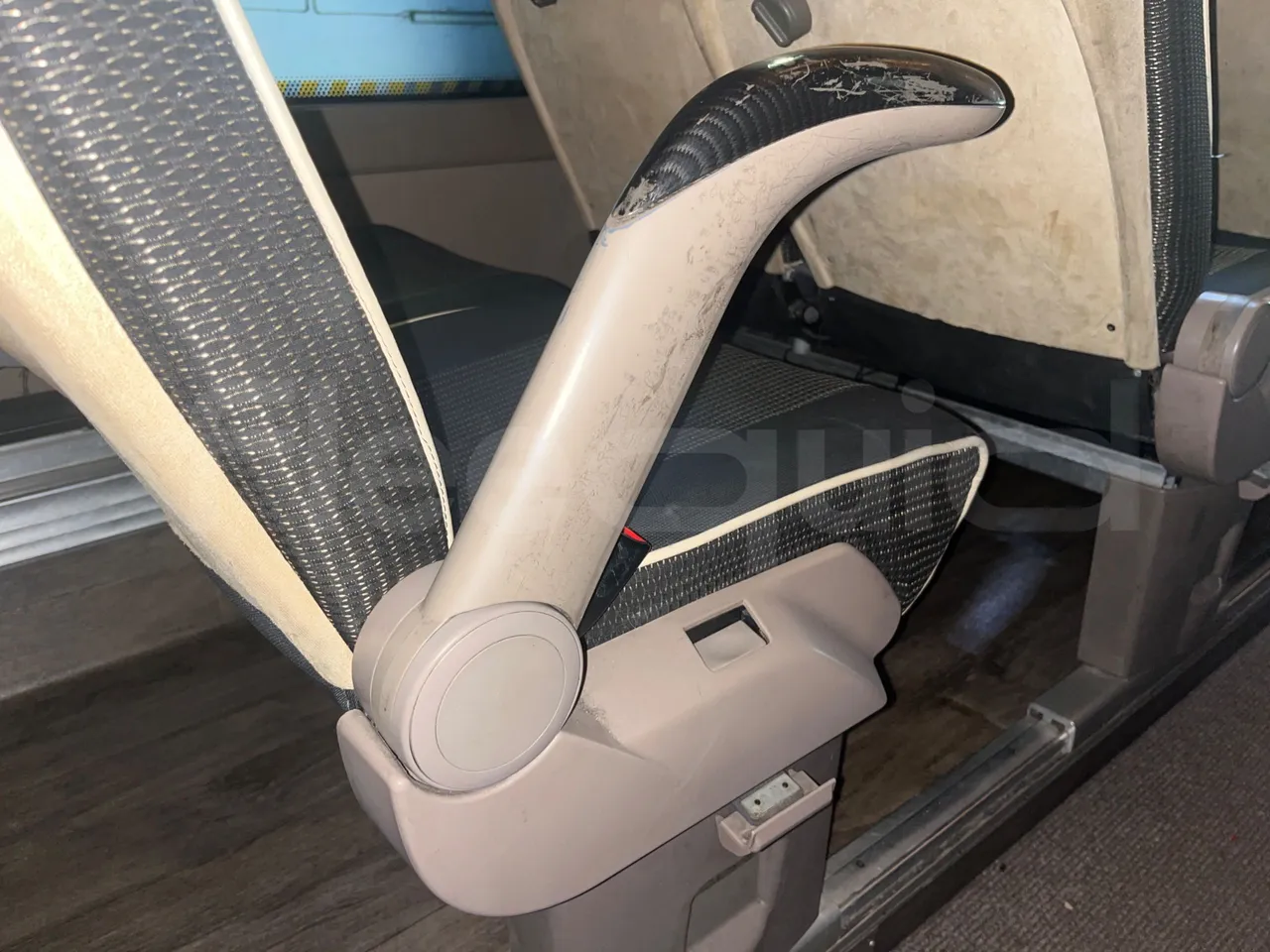 Iveco Magelys SFR210 - Euro5 - 331kW - 12.250mt - armrest detail photo